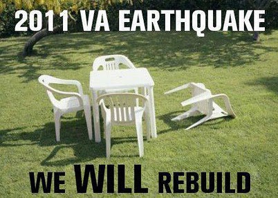 2011 VA EARTHQUAKE. WE WILL REBUILD. (Bild zeigt eine Gruppe Plastikstühle, von denen einer umgekippt ist.)