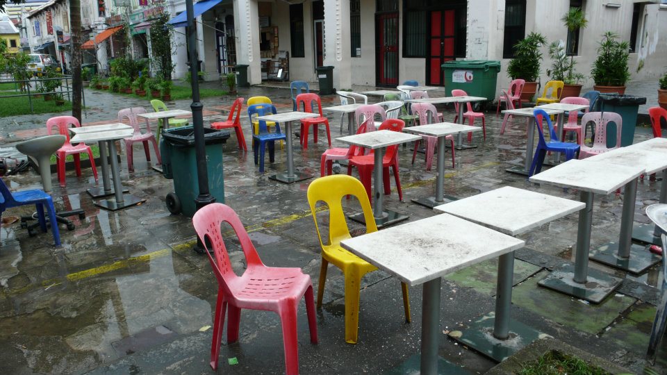 Farbenfrohes Plastikstuhlarrangement in Singapur